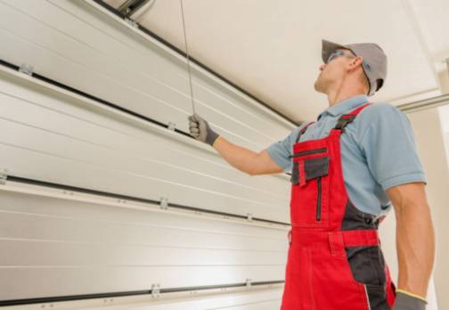 Ajuste de trilho da porta da garagem: Como garantir uma operação suave e silenciosa