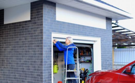 Erros comuns de ajuste de trilho de porta de garagem a evitar a todo custo