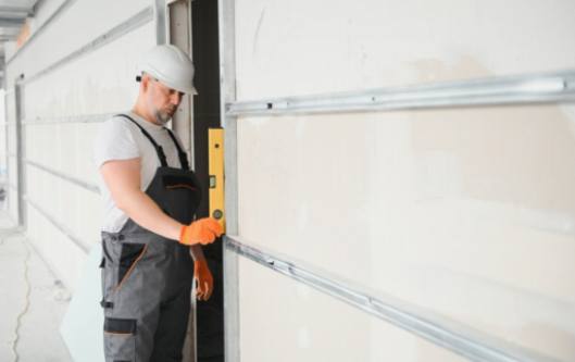 Evite reparações dispendiosas: Os benefícios da substituição atempada do painel da porta da garagem
