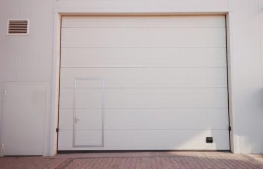 O Guia Definitivo para Escolher a Tinta ou Verniz Certo para a sua Porta de Garagem