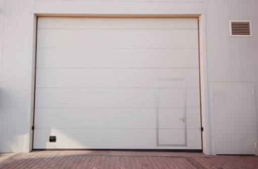 Proteja sua garagem: Melhorias essenciais de segurança feitas por você mesmo para a sua porta da garagem