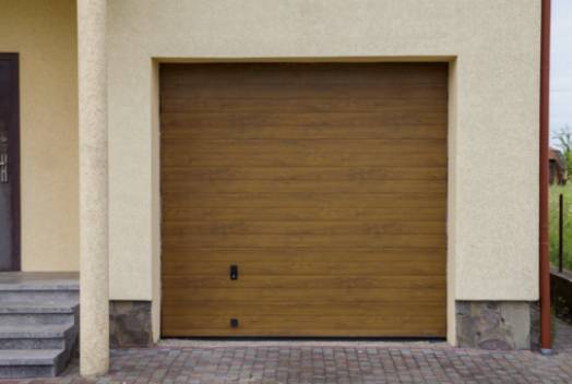 Transforme a aparência externa da sua casa com uma porta da garagem recém pintada